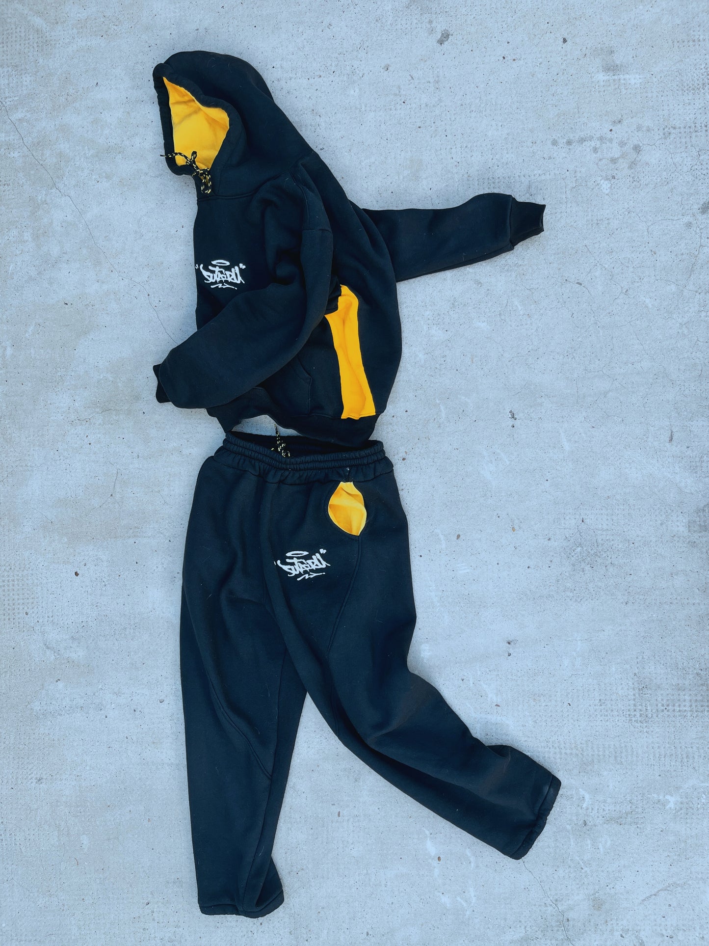 # Conjunto Black and yellow - Tracksuit "SUTAIRU"#